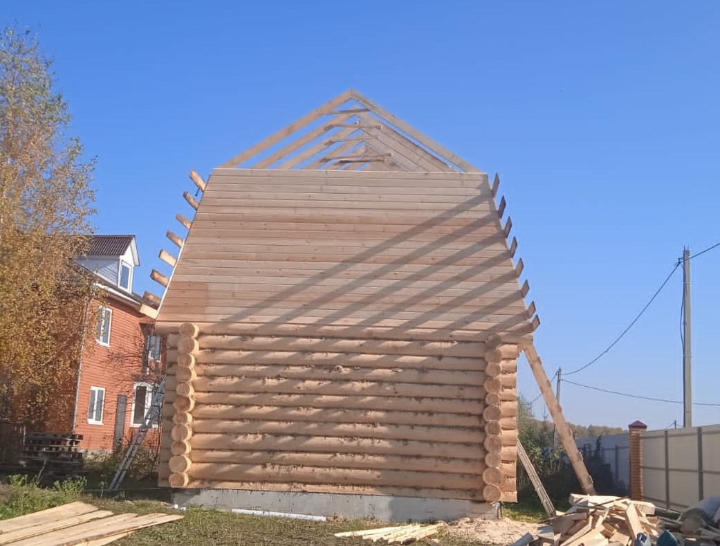 Сруб бани 5х6 сломаной крышей Сруб бани 5х6 сломаной крышей