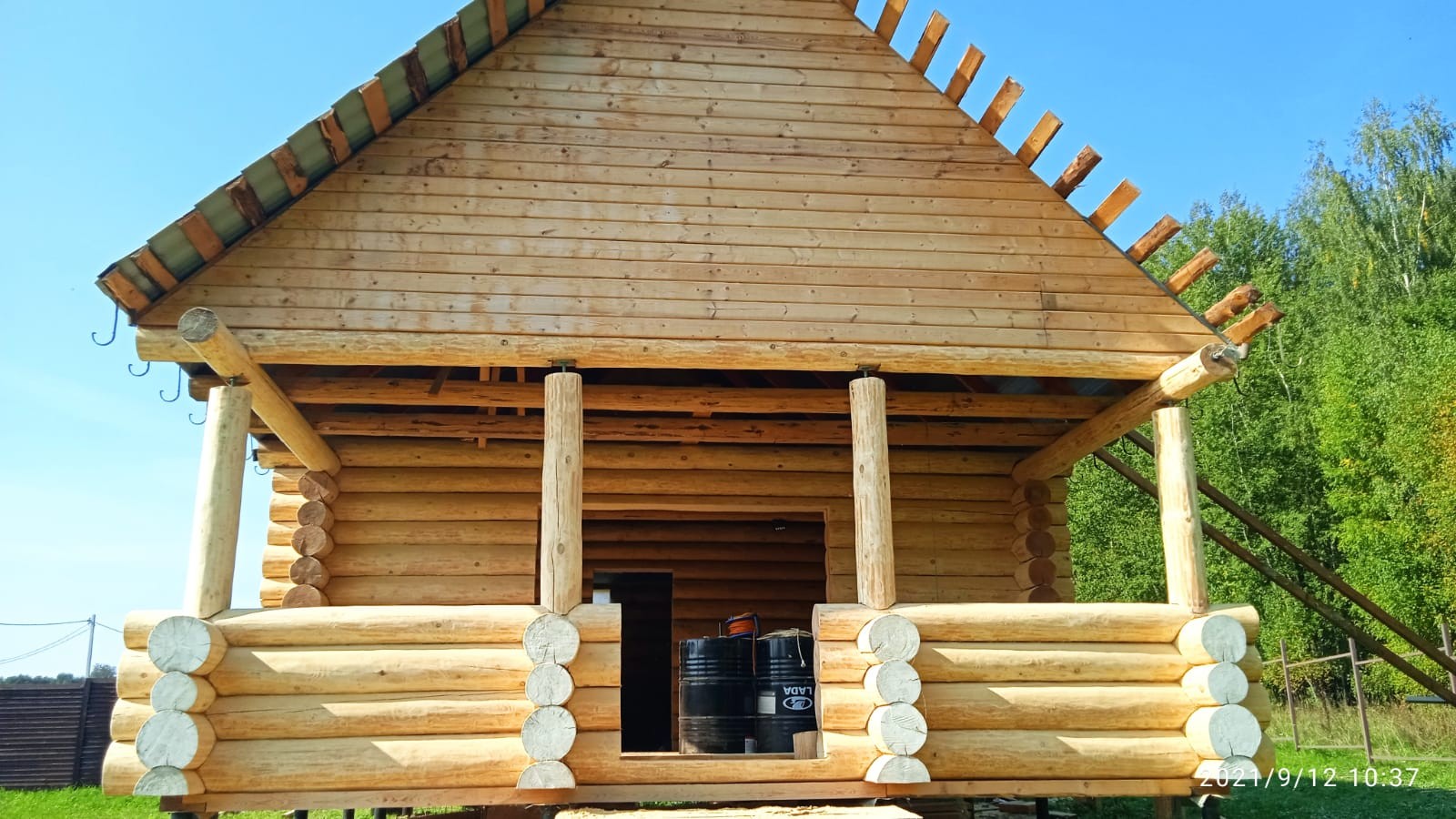 Сруб бани с террасой без мансарды Сруб бани с террасой без мансарды