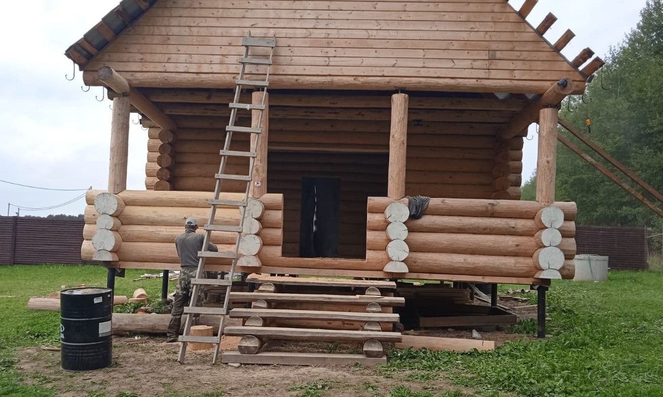 Сруб бани с террасой и двускатной крышей Сруб бани с террасой и двускатной крышей