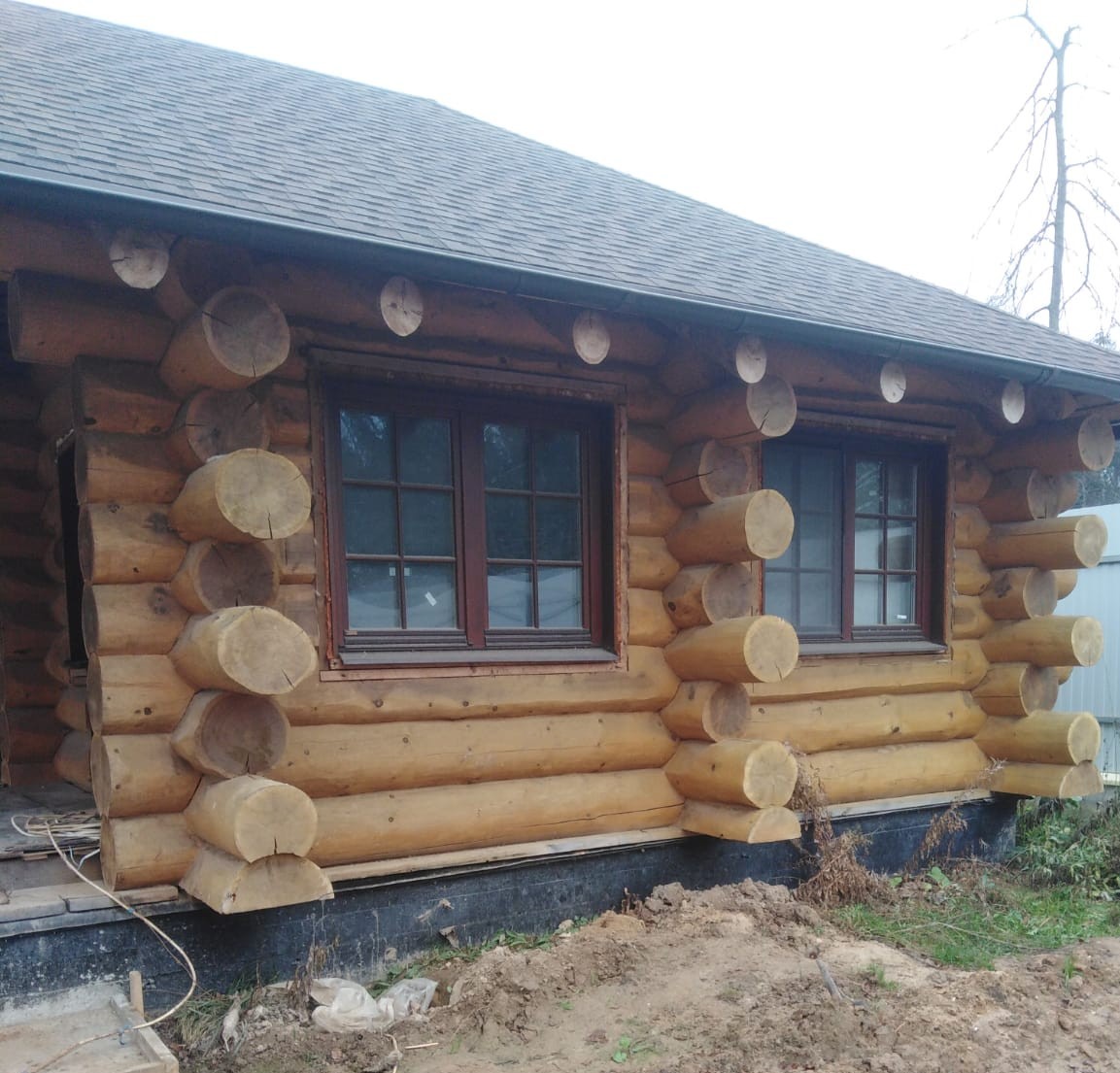 Сруб дома с двускатной крышей Сруб дома с двускатной крышей